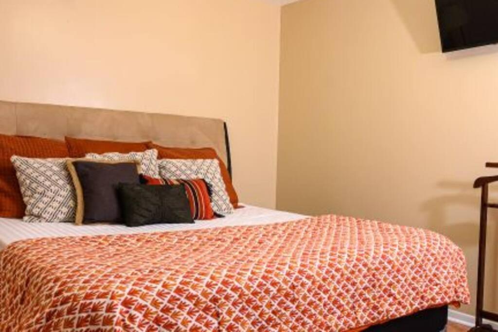 Great 2 Bedroom Condo,Free Parking,Easy Commute. Ирвингтон Экстерьер фото